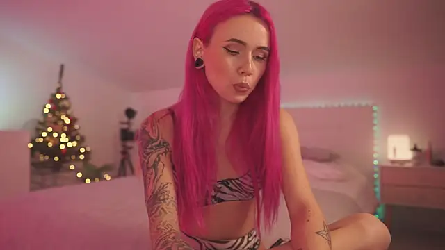 Snapshot of Sarah_Pink chatting on December 29, 2024, 5:12 pm Sarah Pink online show from December 29, 2024, 5:12 pm