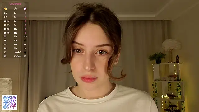 Snapshot of LeanneDinkle chatting on February 13, 2026, 4:45 am LeanneDinkle online show from February 13, 2026, 4:45 am