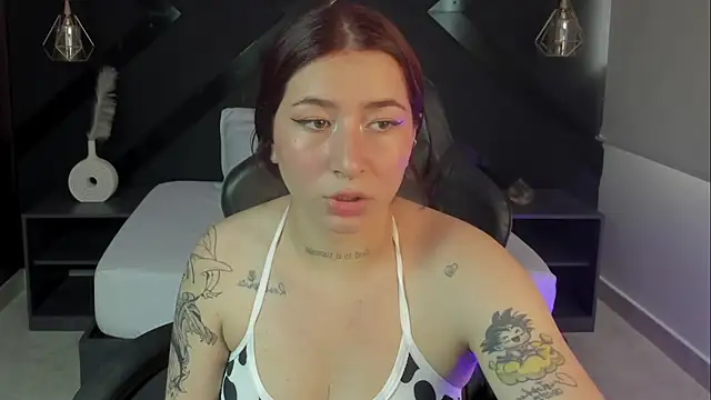 Snapshot of charlottee27_ chatting on February 28, 2026, 7:46 pm charlottee27 online show from February 28, 2026, 7:46 pm