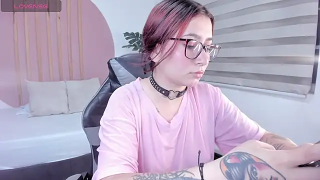 Snapshot of charlottee27_ chatting on February 6, 2026, 2:07 am charlottee27 online show from February 6, 2026, 2:07 am