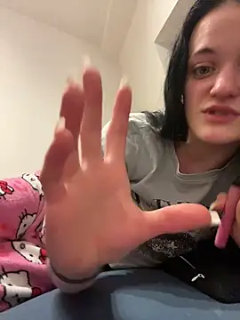 Snapshot of LeonieClaire chatting on February 15, 2026, 10:41 pm LeonieClaire online show from February 15, 2026, 10:41 pm