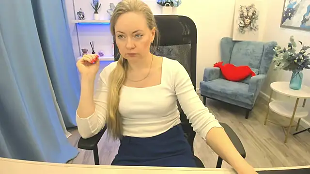 CharlotteKerti online show from April 14, 2026, 11:37 am