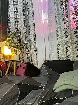 Queen-barbie online show from May 13, 2026, 5:47 am