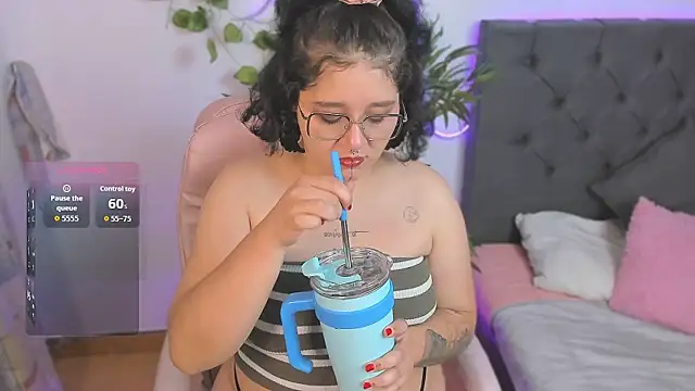 Snapshot of Sylvara_bx chatting on February 26, 2026, 12:49 pm Sylvara bx online show from February 26, 2026, 12:49 pm