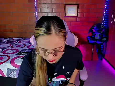 cristalprincess  online show from February 23, 2026, 10:10 pm