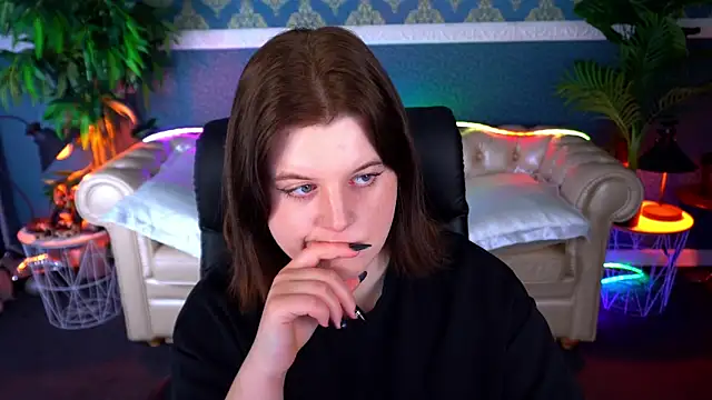 KristiFoxy online show from April 13, 2026, 5:33 am