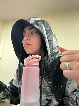 Sara Fernandez  online show from March 11, 2026, 3:17 pm