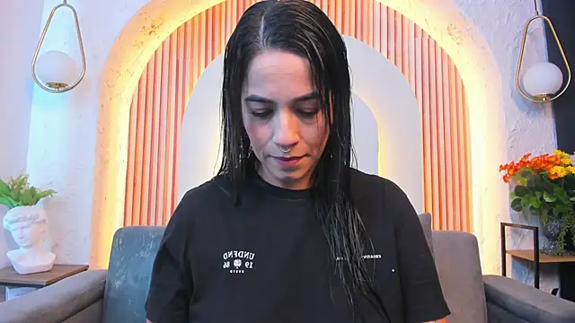 violet scott  online show from May 18, 2026, 10:53 am