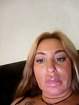 Snapshot of MiaMooly chatting on October 13, 2025, 4:08 pm MiaMooly online show from October 13, 2025, 4:08 pm