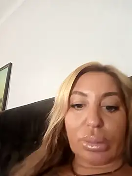 Snapshot of MiaMooly chatting on September 26, 2025, 3:41 pm MiaMooly online show from September 26, 2025, 3:41 pm