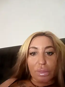 Snapshot of MiaMooly chatting on September 29, 2025, 4:34 pm MiaMooly online show from September 29, 2025, 4:34 pm