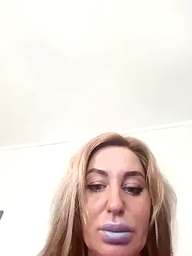 Snapshot of MiaMooly chatting on October 31, 2025, 10:34 am MiaMooly online show from October 31, 2025, 10:34 am