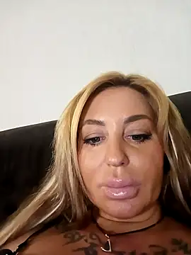 Snapshot of MiaMooly chatting on October 1, 2025, 4:33 pm MiaMooly online show from October 1, 2025, 4:33 pm