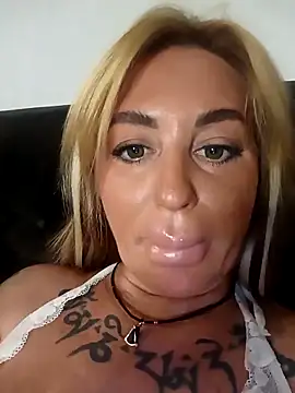 Snapshot of MiaMooly chatting on October 9, 2025, 8:04 am MiaMooly online show from October 9, 2025, 8:04 am