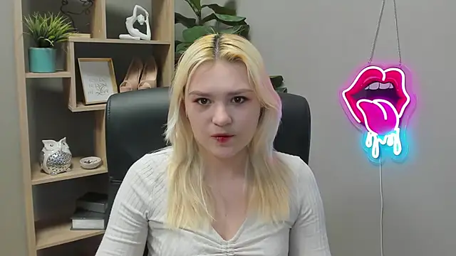 SweetLilyxo online show from April 8, 2026, 1:23 pm