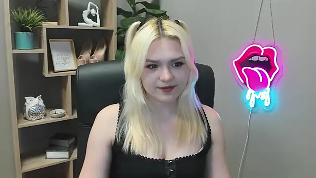 SweetLilyxo online show from April 9, 2026, 1:28 pm