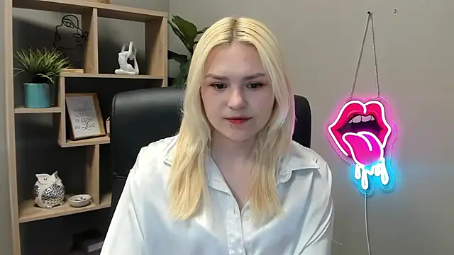 SweetLilyxo online show from May 19, 2026, 1:29 pm