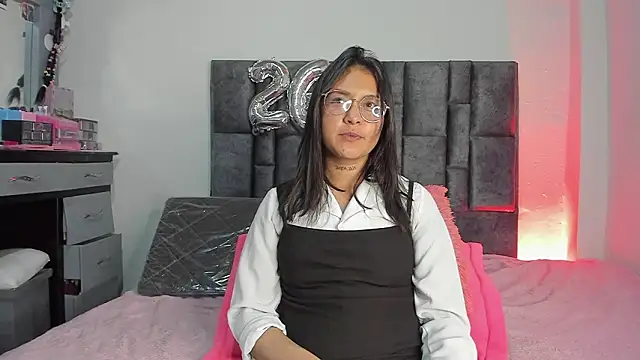 Snapshot of Sharlottee__ chatting on March 1, 2026, 10:10 pm Sharlottee online show from March 1, 2026, 10:10 pm