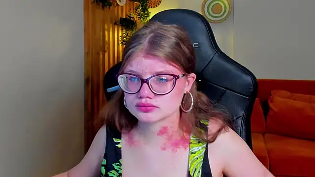 ChloeHalses online show from April 14, 2026, 5:12 am