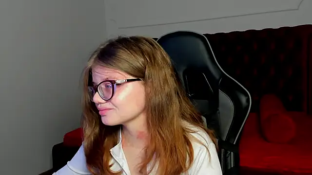 ChloeHalses online show from April 12, 2026, 5:05 pm