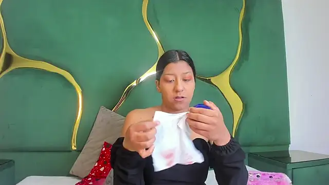 Vaneline2 online show from March 12, 2026, 8:35 pm