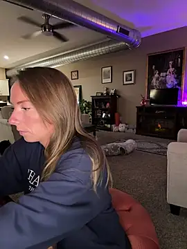 Snapshot of mooviebaby chatting on February 26, 2026, 1:27 am mooviebaby online show from February 26, 2026, 1:27 am