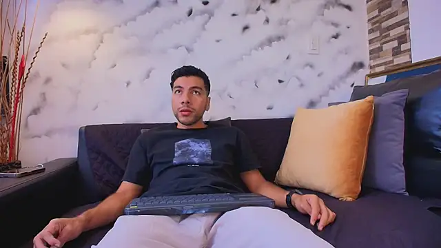 Max Hornye online show from April 17, 2026, 6:55 pm