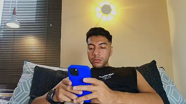 Snapshot of Max_Hornye chatting on February 25, 2026, 7:14 pm Max Hornye online show from February 25, 2026, 7:14 pm