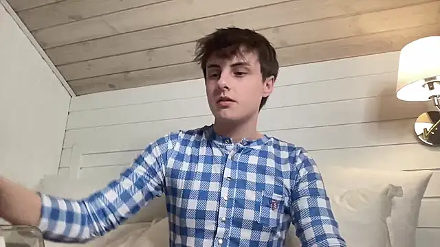 Snapshot of NoahhSkye chatting on March 3, 2026, 9:33 pm NoahhSkye online show from March 3, 2026, 9:33 pm