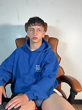 ARON LUXX online show from March 27, 2026, 3:13 pm