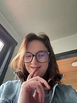 ViviLuu online show from March 13, 2026, 3:39 pm