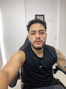 MattiaDupont online show from April 14, 2026, 9:42 pm