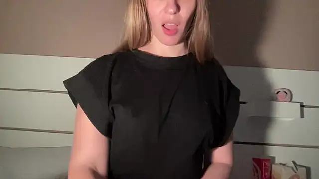 petiteetoile online show from April 11, 2026, 5:05 pm