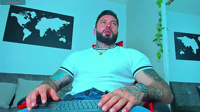 Alessrose online show from April 14, 2026, 7:52 pm