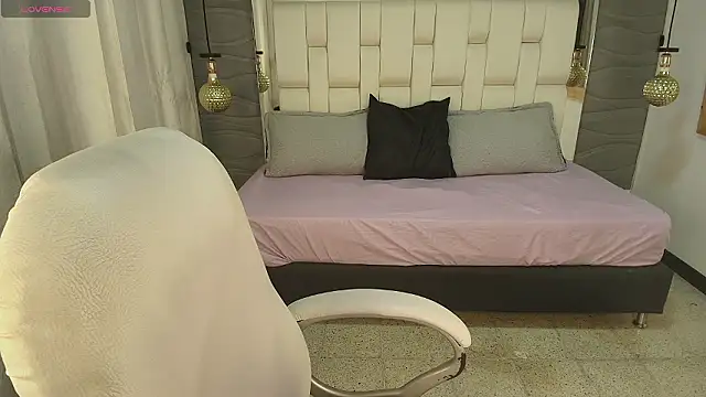 Thaliaa Lopez online show from February 14, 2026, 4:07 pm