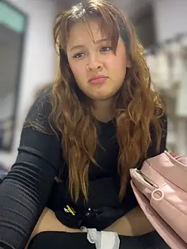 Snapshot of CharlotteUwU_ chatting on February 11, 2026, 2:44 am CharlotteUwU online show from February 11, 2026, 2:44 am