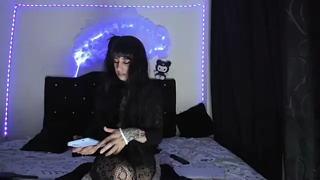  darkcandy online show from April 12, 2026, 5:00 am