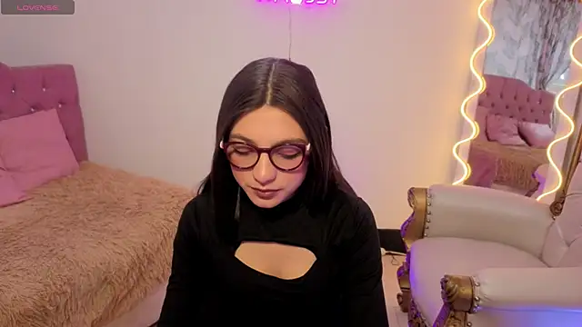 MAHYRA TAY online show from March 4, 2026, 7:10 pm