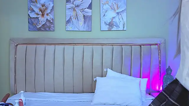 Mia Naive online show from April 16, 2026, 12:06 pm