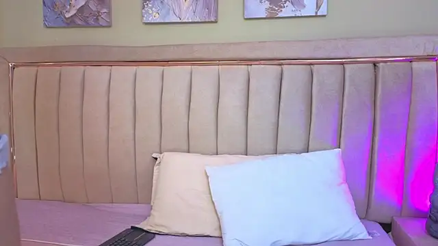 Mia Naive online show from March 14, 2026, 12:11 pm