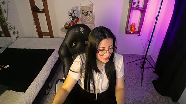 QueenRose94 online show from April 13, 2026, 12:53 pm