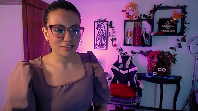 Snapshot of QueenRose94 chatting on February 13, 2026, 12:49 pm QueenRose94 online show from February 13, 2026, 12:49 pm