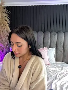Nanda vixen  online show from May 28, 2026, 8:11 am