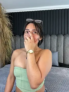 Nanda vixen  online show from April 15, 2026, 11:27 pm