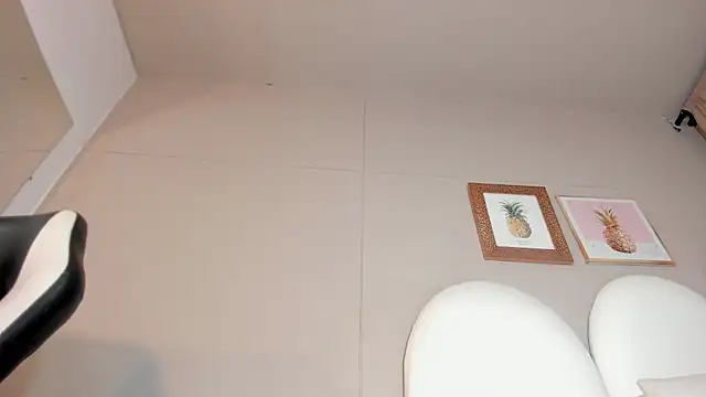 luna bradley  online show from March 30, 2026, 12:39 pm