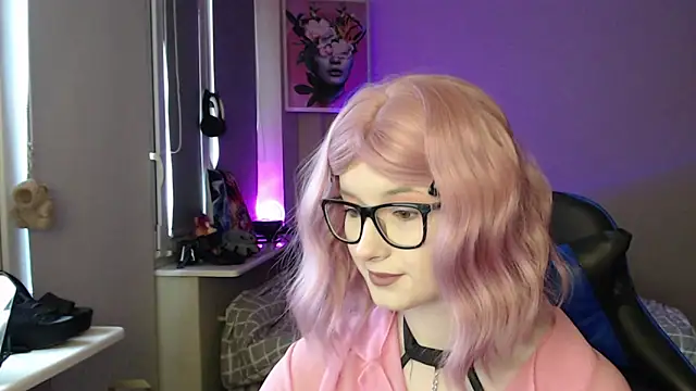 LunaXcherry online show from April 8, 2026, 4:41 pm