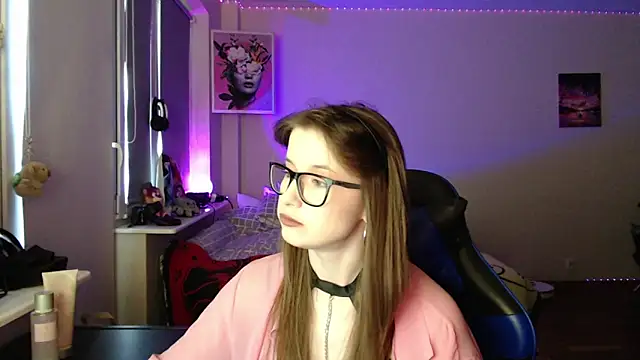 LunaXcherry online show from April 7, 2026, 4:42 pm