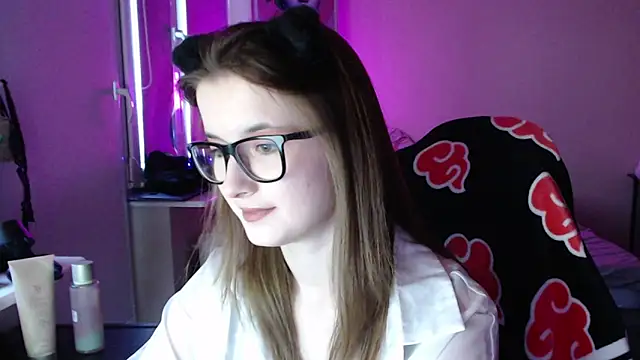 LunaXcherry online show from June 10, 2026, 5:47 pm