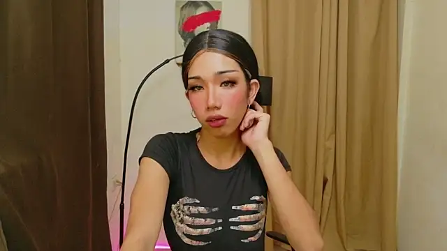 Queenoflustx online show from May 13, 2026, 1:51 pm