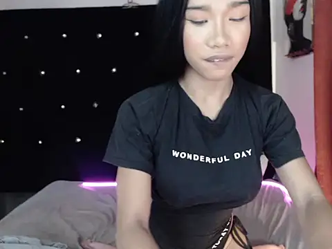 Queenoflustx online show from April 21, 2026, 7:48 am